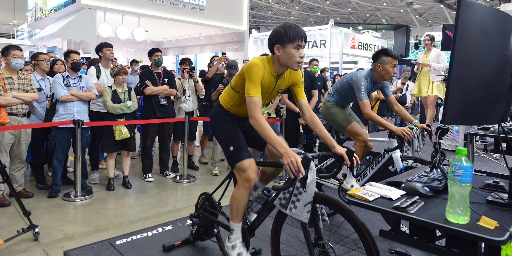 Thermaltake CYCLEDESK 100 Smart Gaming Desk Appears at COMPUTEX 2023